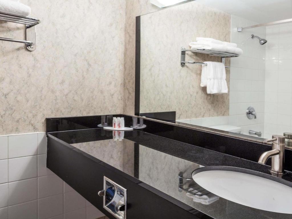 Ramada By Wyndham Timmins Otel Dış mekan fotoğraf
